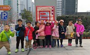弘扬雷锋精神  从我身边做起 ——记天域幼儿园中班年级组社会实践“星海生活广场学雷锋”活动