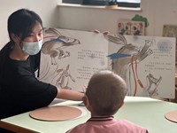 用绘本与草帽编织六一阳光 ——记天域幼儿园儿童医院志愿活动